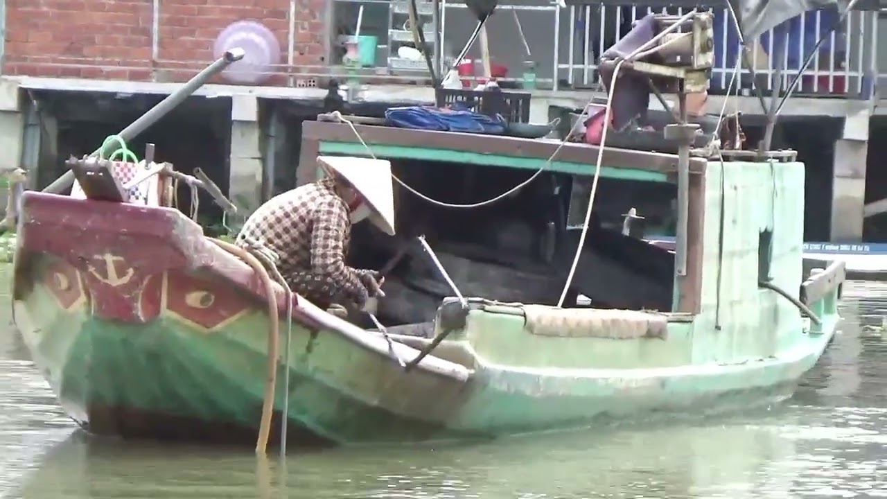 Thợ lặn tìm món đồ lính quýnh ẫn mình giữa giòng sông