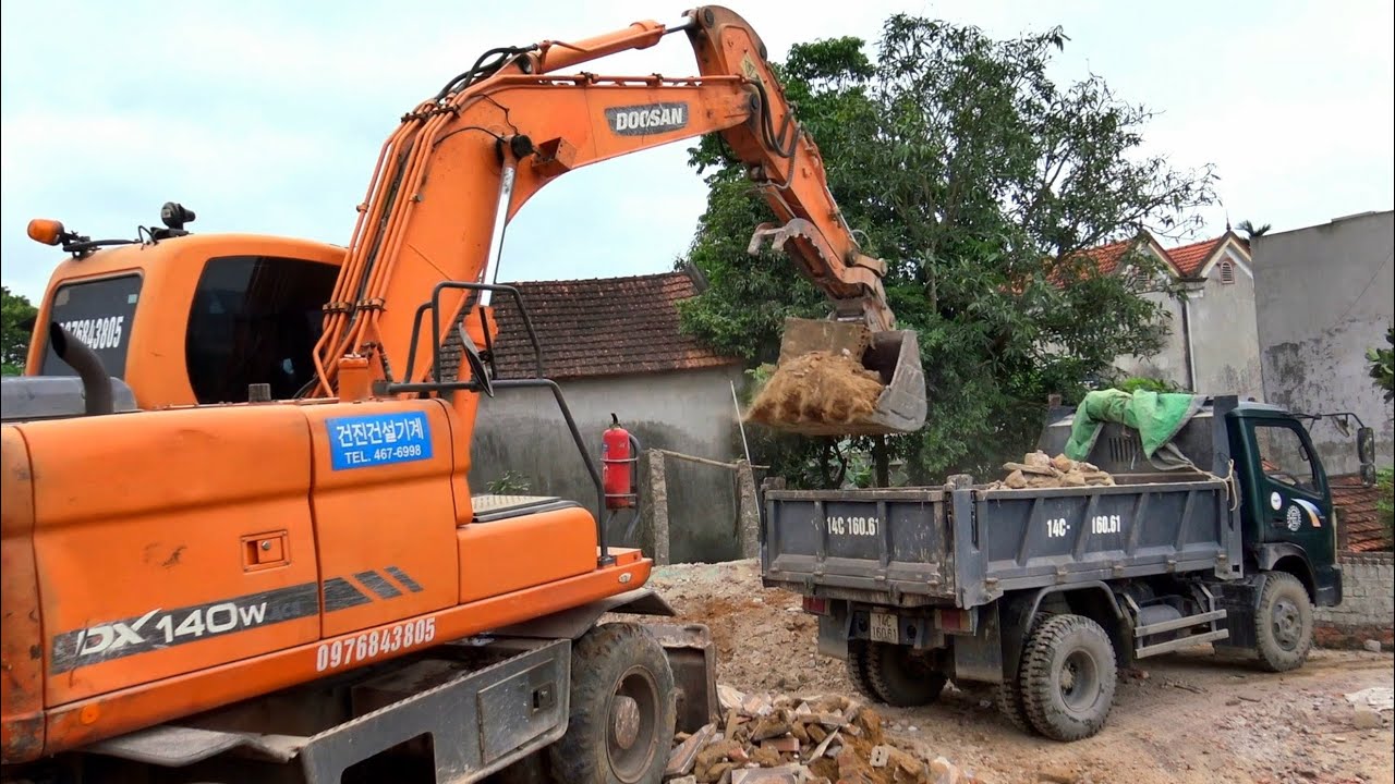 Máy Xúc DOOSAN DX140W Múc Đất Đá Lên Xe Ô Tô Tải Cửu Long TMT | Excavator Truck | TienTube TV