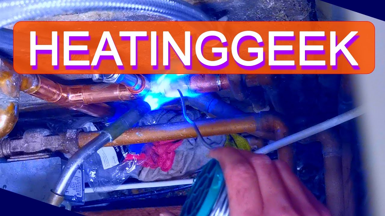 Heating system leak. Water leak from 22mm pipe. How to fix a leaking pipe. Soldering pipe.