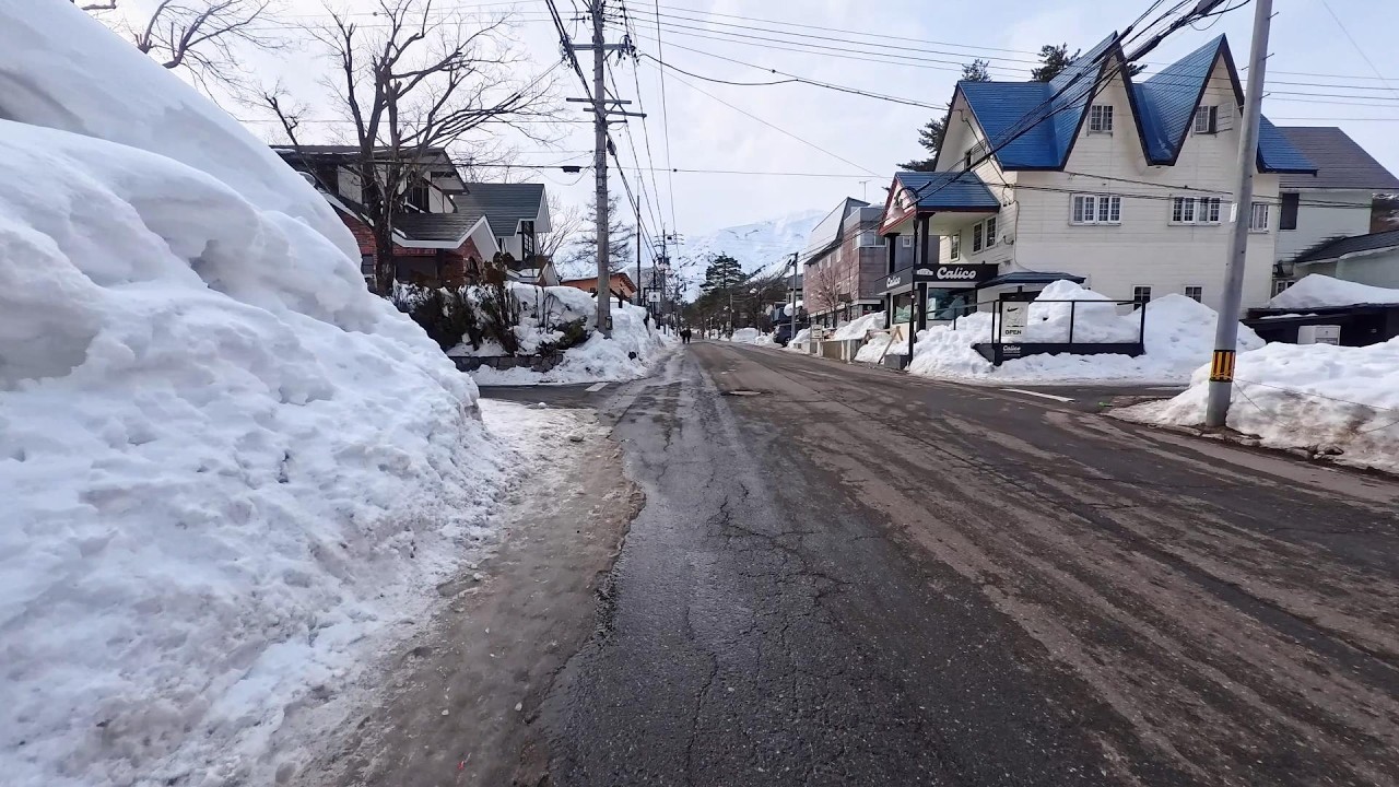 [4K Japan] Walking along the Pension Road in Hakuba Village covered in 3m-high snow