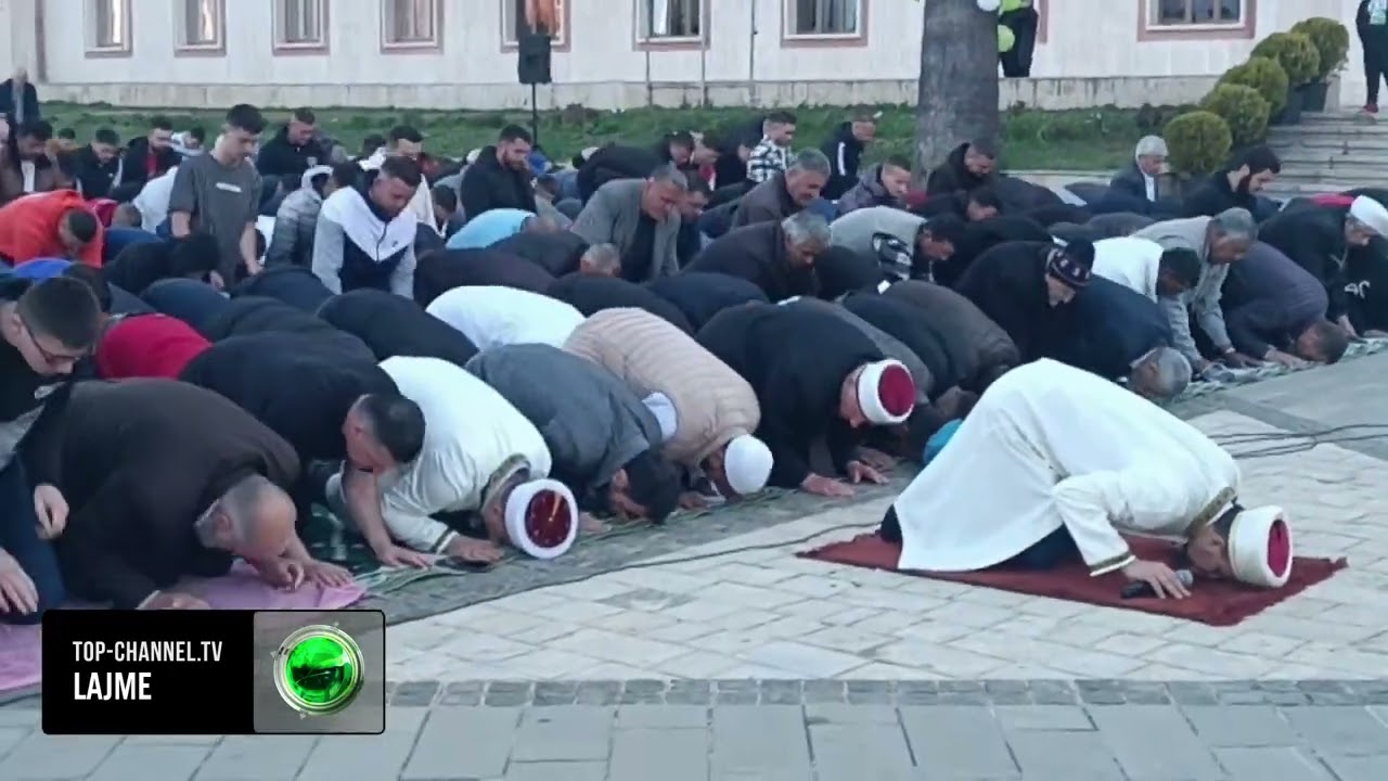 Top Channel/ Besimtarët myslimanë festojnë Fitër Bajramin në Lushnjë, falin namazin në qytet