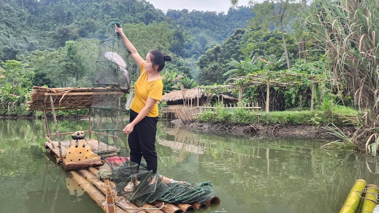 single mother - caught a strange fish and cooked a delicious meal for her children