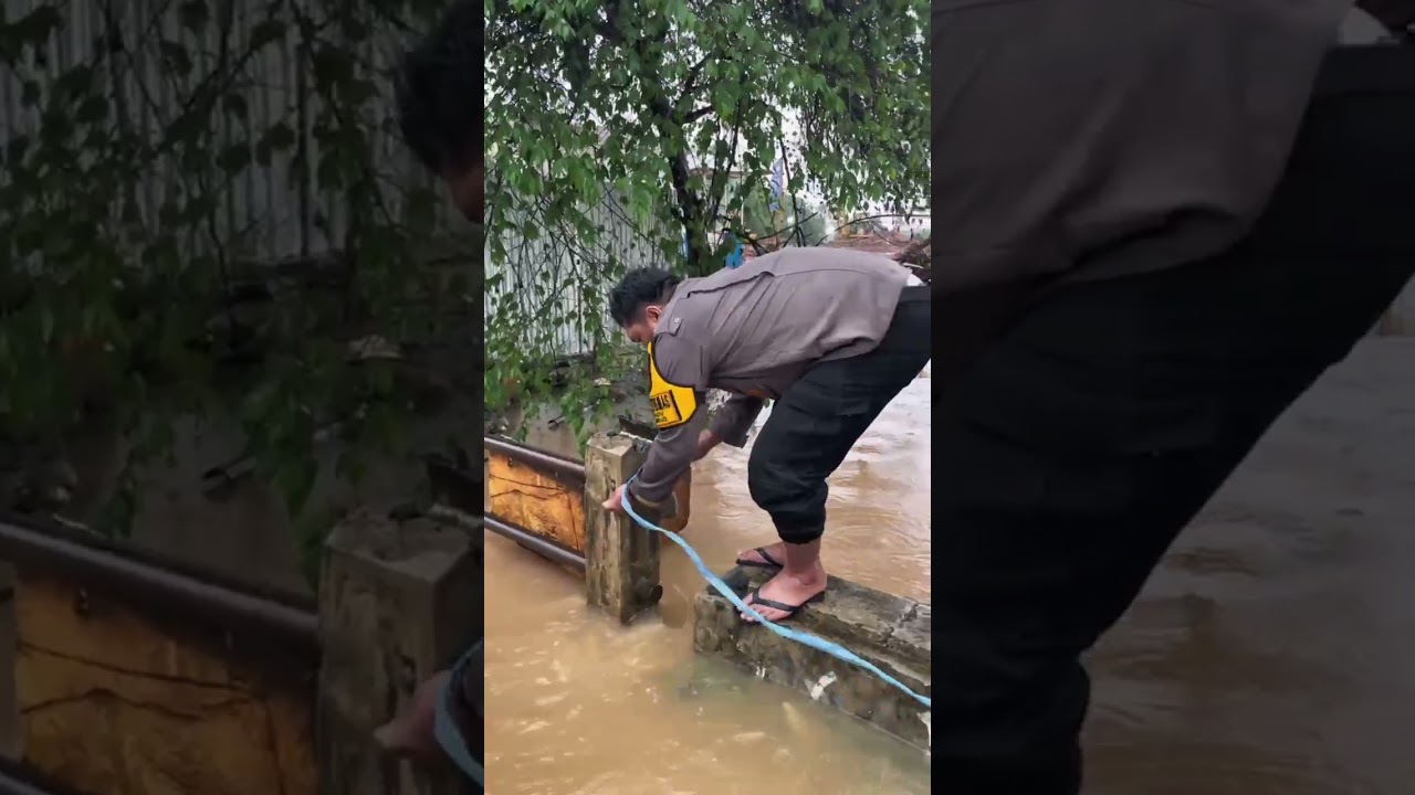 Kepala Desa Kadu Tinjau Lokasi Banjir Di Jalan Pasirandu