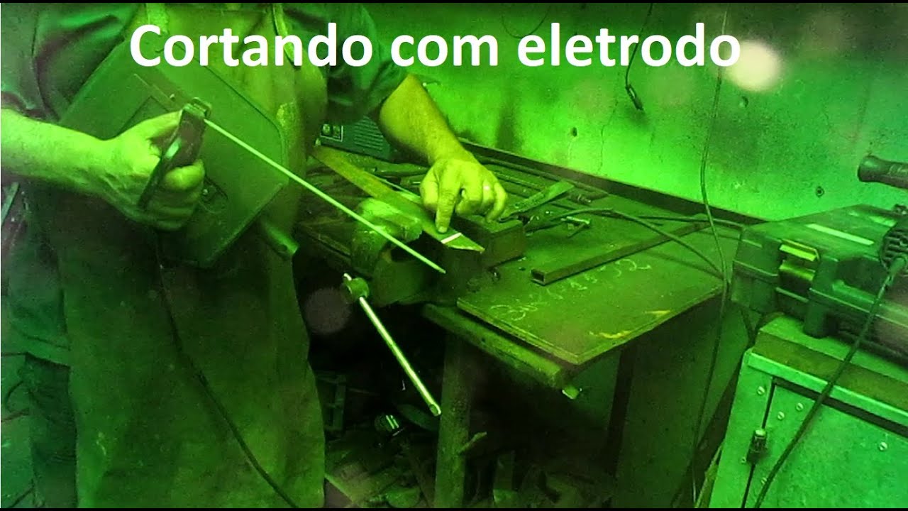 Soldando, e cortando com eletrodo