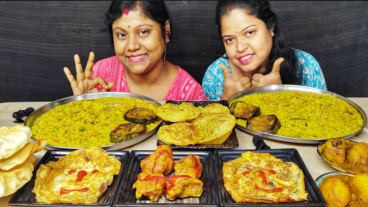SPICY KHICHURI FULL KOPIR PAKORA ALOOR DUM EGG OMELETTE PURI EATING CHALLENGE // food family & more 