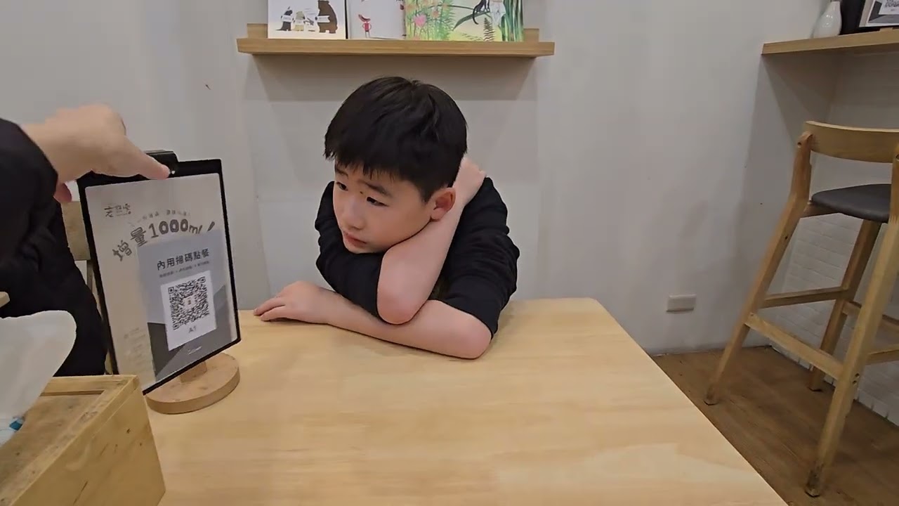 小子開心終於可以外出吃早餐……