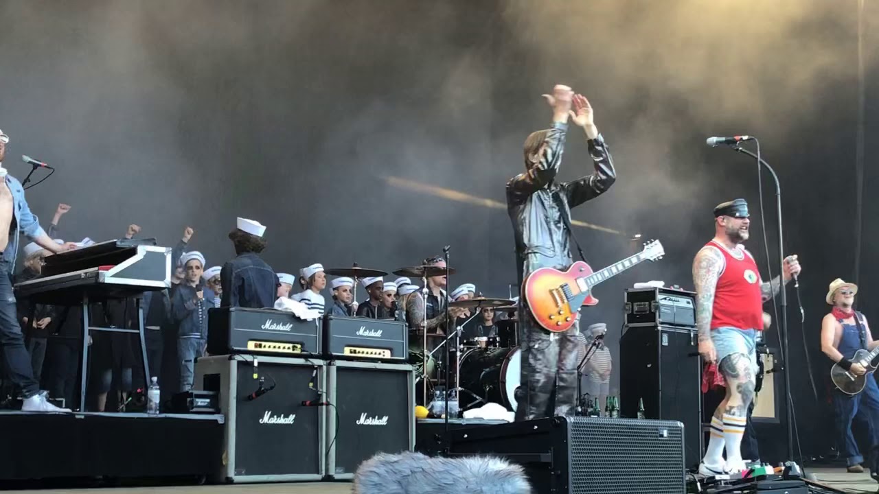 Turbonegro & Bislett guttekor - Get It On - School’s Out