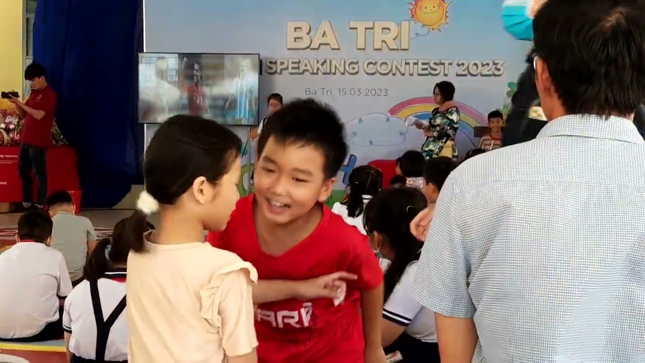 Phương Anh thuyết trình