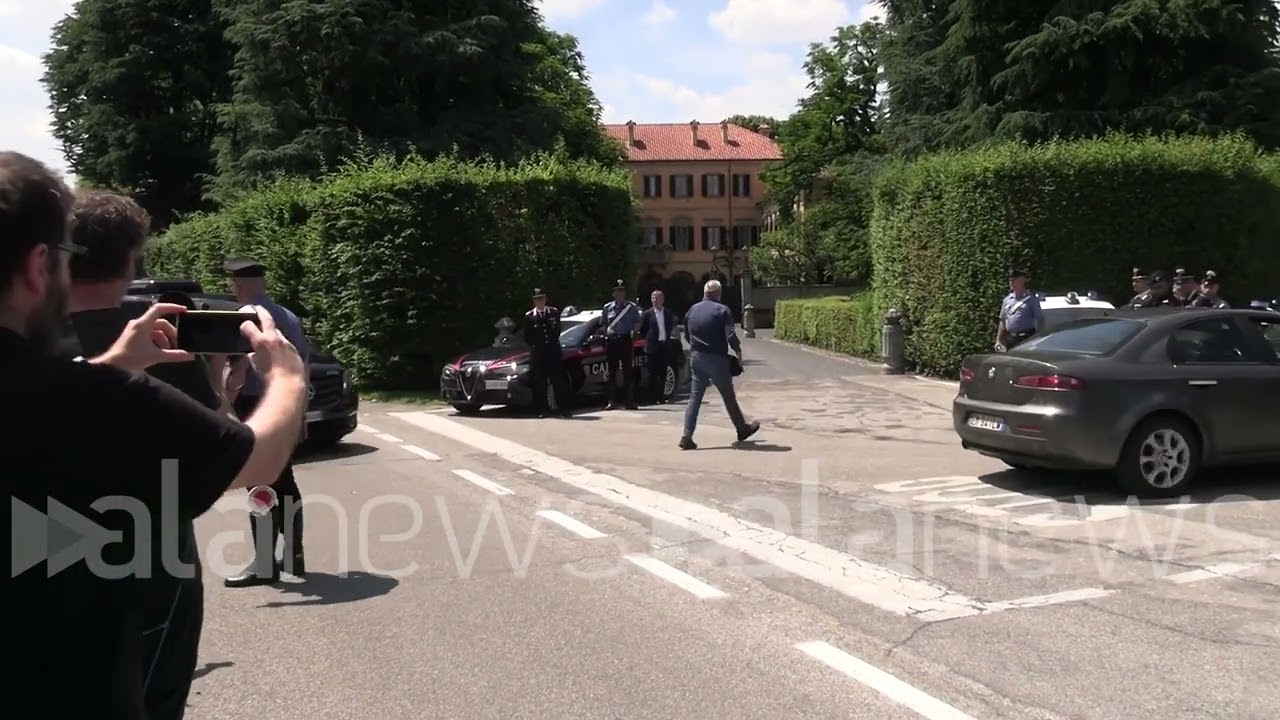 Arcore, l'arrivo del feretro di Silvio Berlusconi tra gli applausi