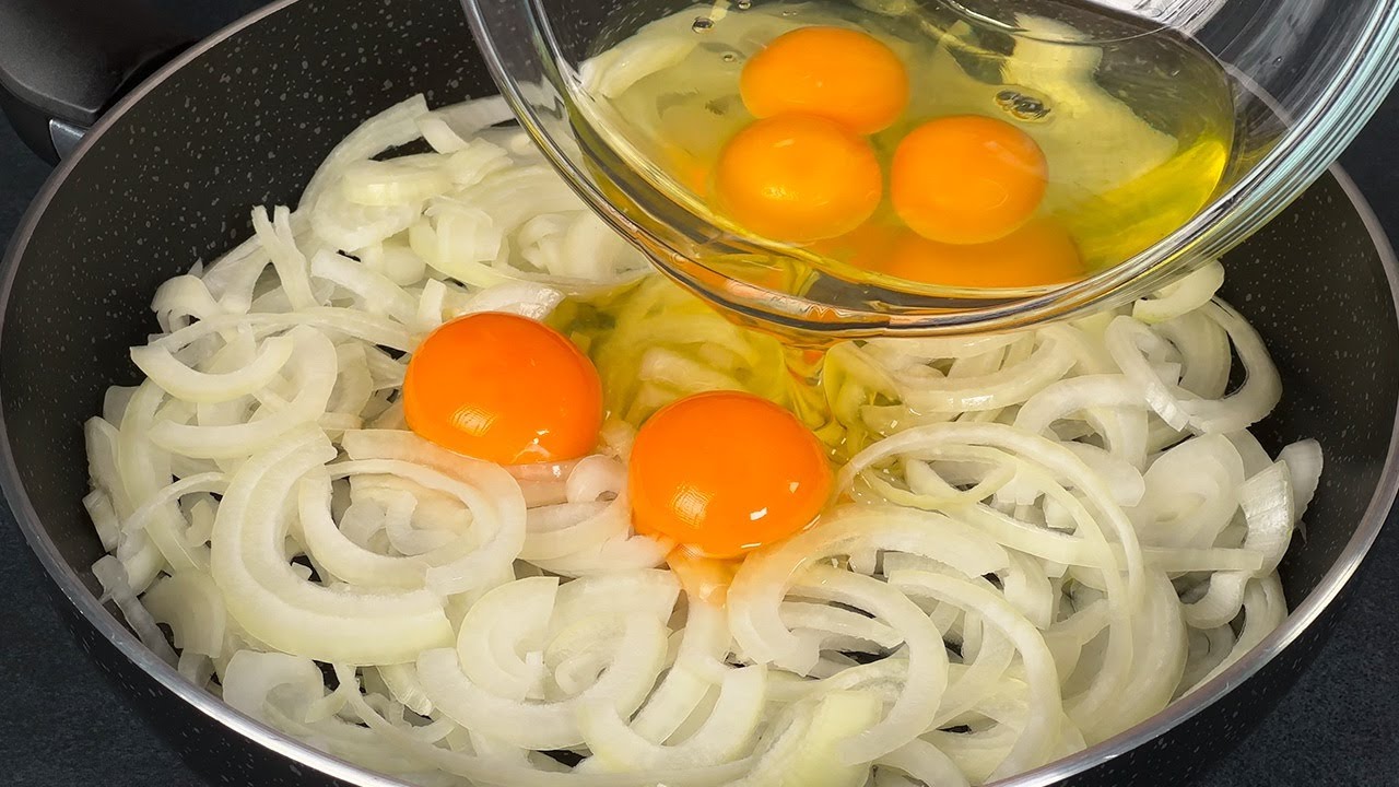 Leckerer als Pizza! Eier über Zwiebeln geben! Ich mache das für jede Party!
