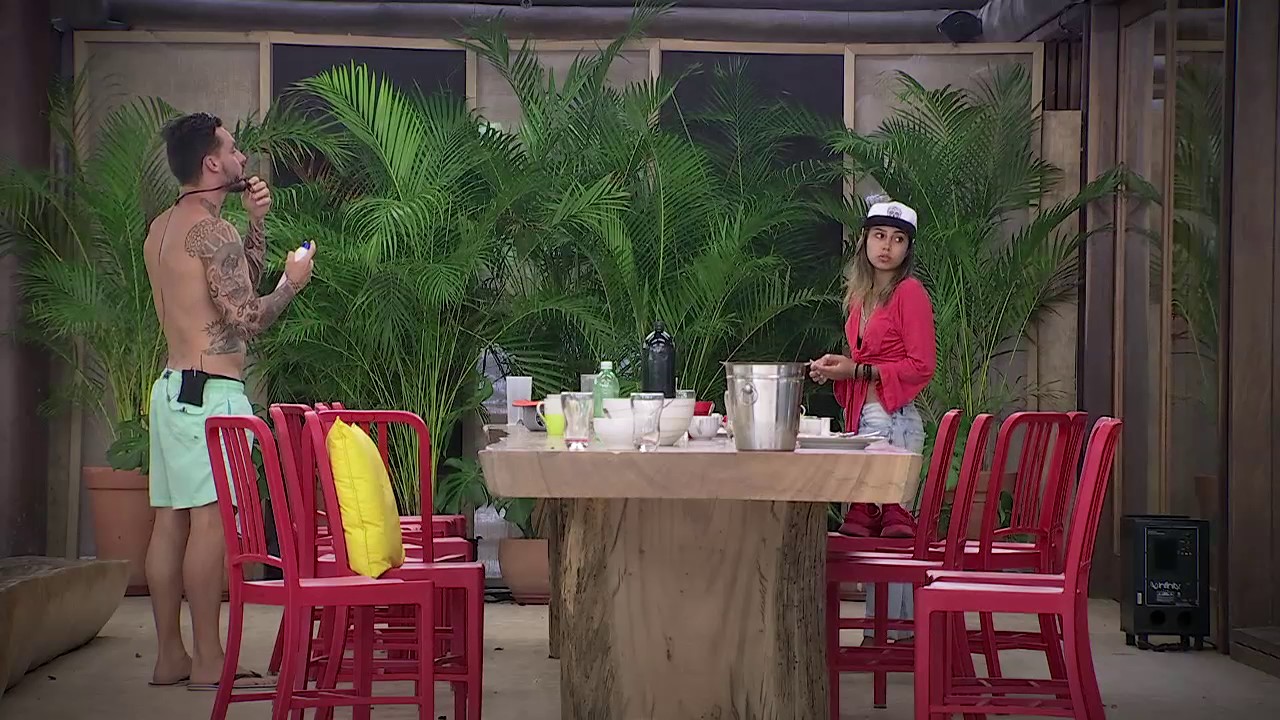 Larissa n&atilde;o quer cabine | MTV Are You The One? Brasil
