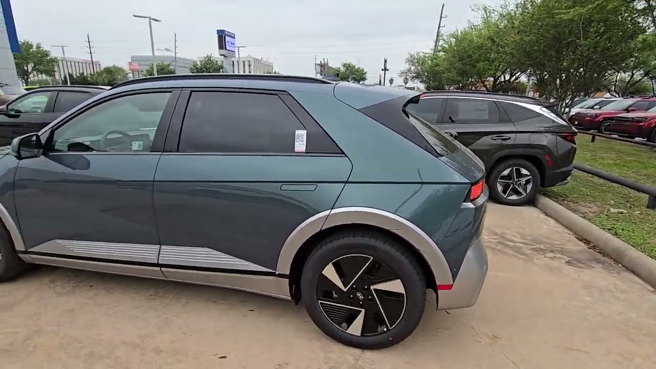2025 Hyundai Ioniq 5 smart remote parking Assist Feature in Action!  Self Driving with key fob pt 2