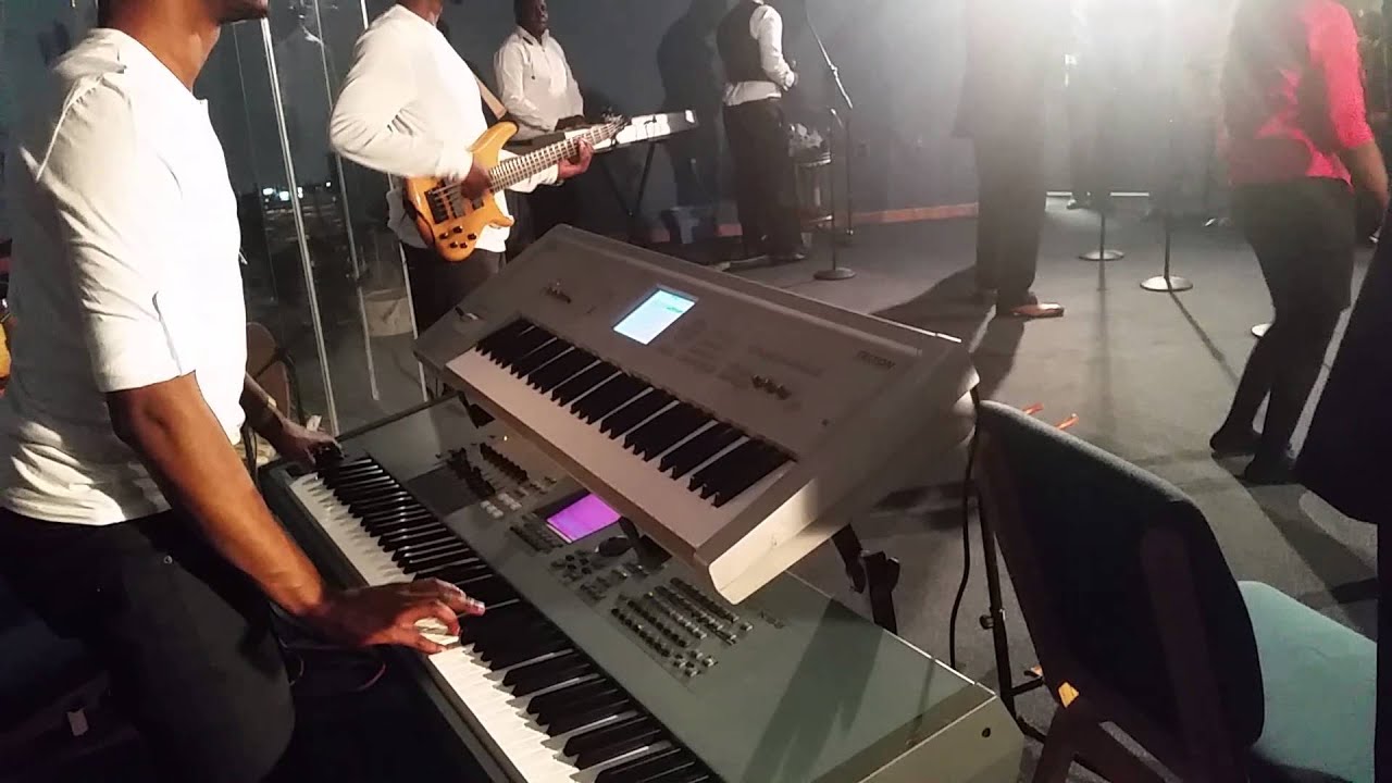 Mike Kalambayi - Fongola Likolo LIVE