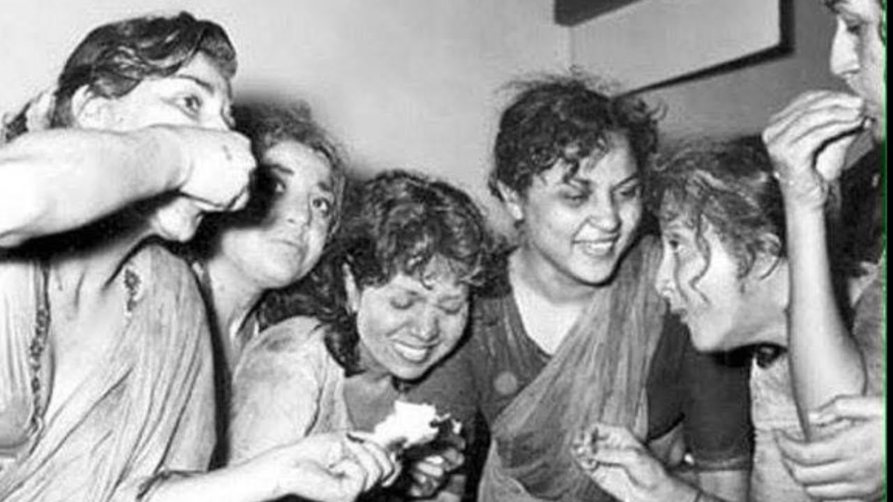 Holi khelte Hue old legends ki aisi tasviren jo aapane pahle na Dekhi Ho