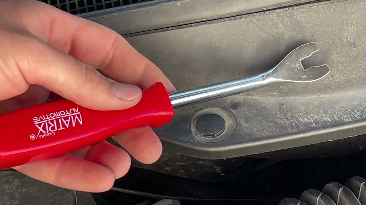 Как снять пластиковые заклепки с автомобиля
