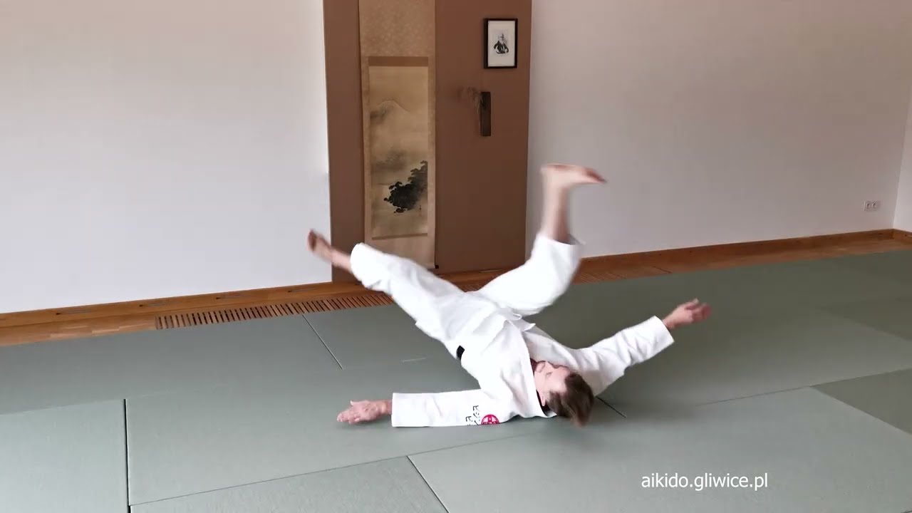 Jak wykonać pad w tył ushiro kouhou ukemi? | How to learn ushiro kouhou ukemi?