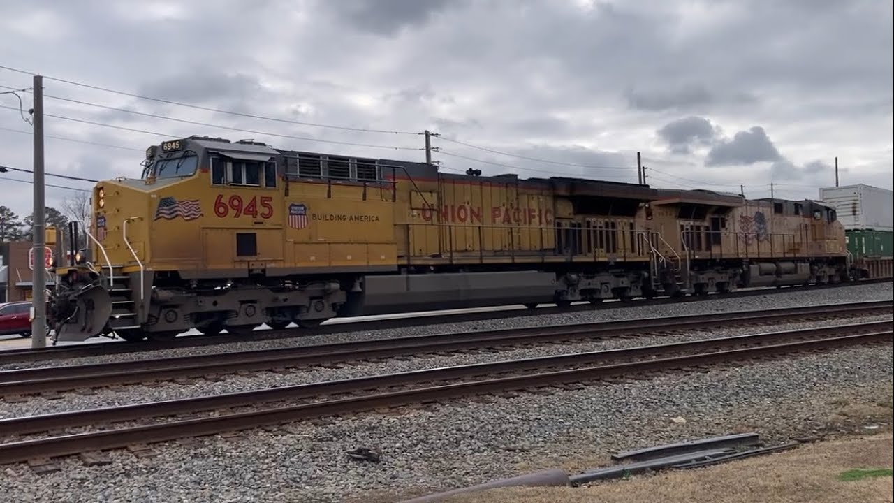 AC6000 Union Pacific 6945 leads 28A through Austell! 1/3/2026 3:07 PM