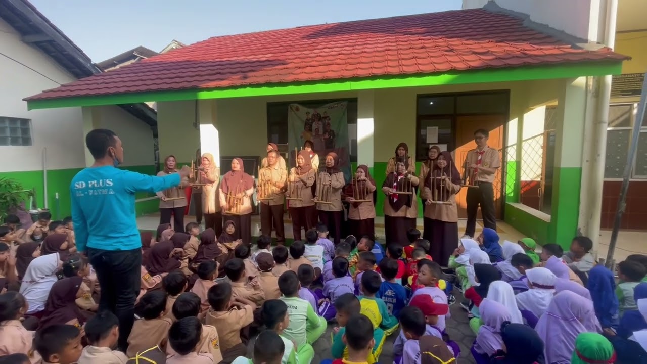 Guru SDN Margahayu 06 Bermain Angklung