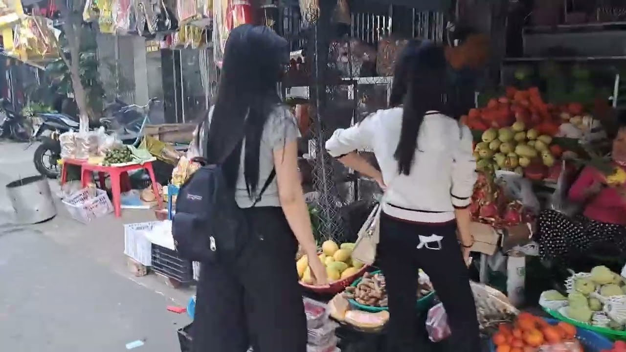 Da Nang run up to tet flower stalls  streetwalk