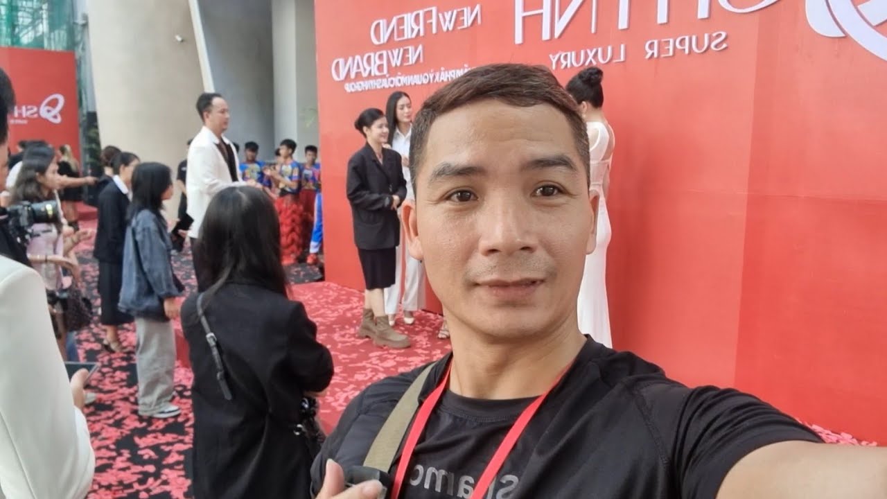 Cùng đi sự với NHÃ PHƯƠNG mới thấy ở ngoài cô nói chuyện quá duyên, xinh đẹp, eo con kiến