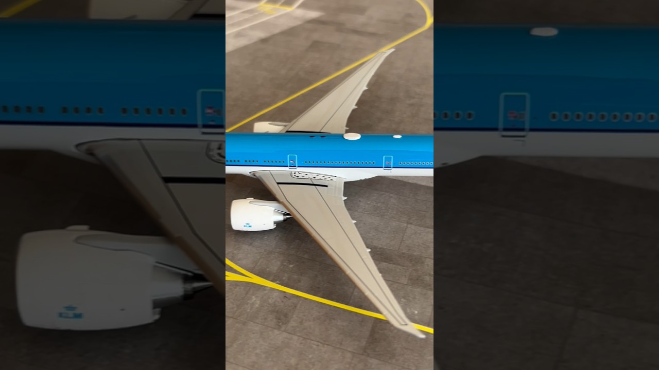 Sneak Preview: KLM Royal Dutch Airlines Boeing 777-300ER NG Models 1:400! 