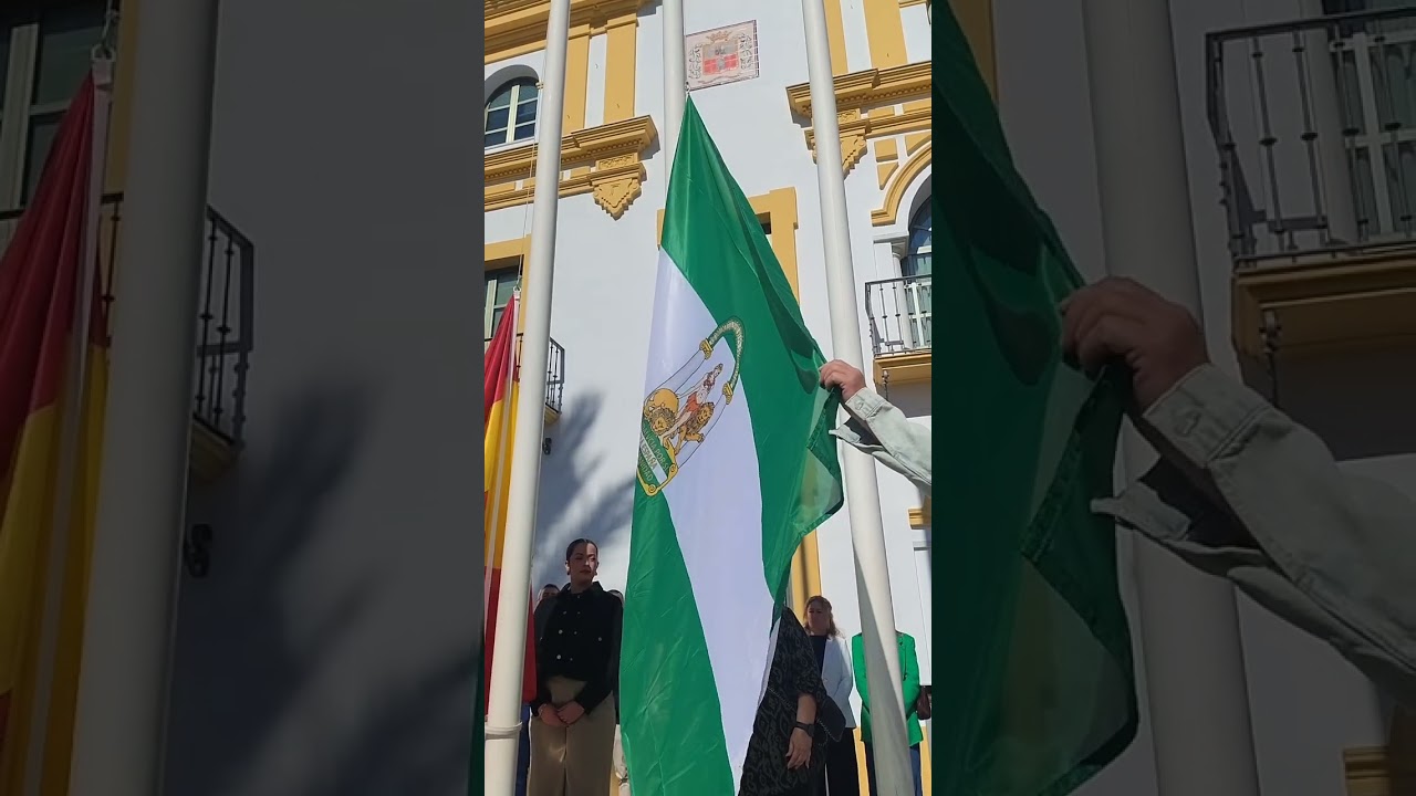 Acto de izado de banderas del Día de Andalucía en la Plaza de la Constitución de Dos Hermanas.