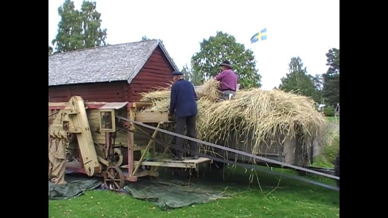 Gammalt tröskverk i arbete, filmad av Stig Karlsson och redigerad av Bengt Sandén.