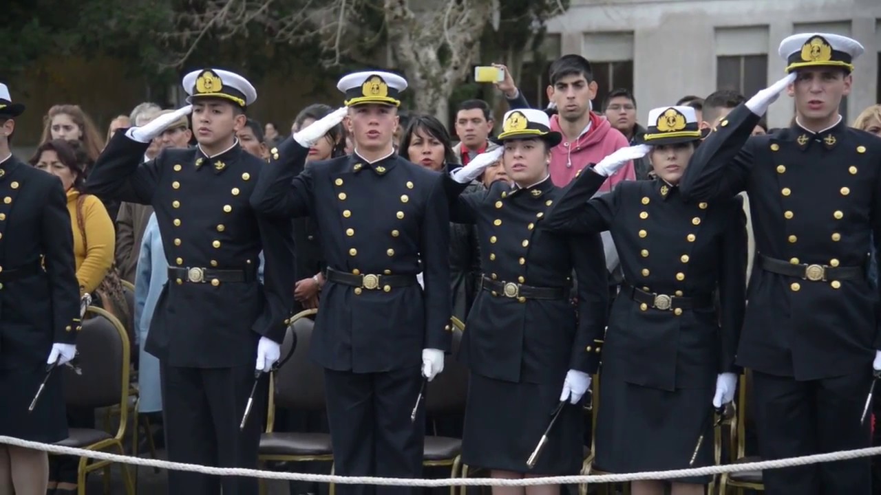 Cadetes de primer año de la Escuela Naval Militar recibieron sus uniformes y couteaux