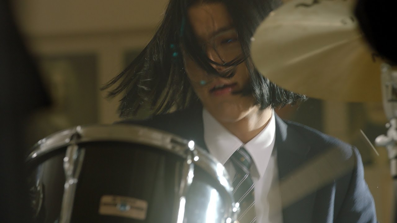 中川大志、ロン毛“細杉くん”が華麗なるドラム演奏！　高杉くんはエアドラムで対抗？