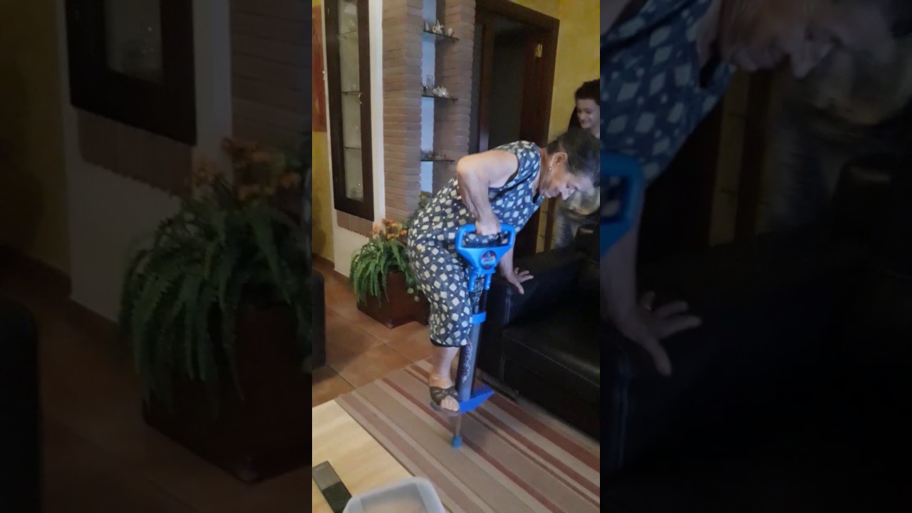 Nonna sul trampolo a molla😅😂