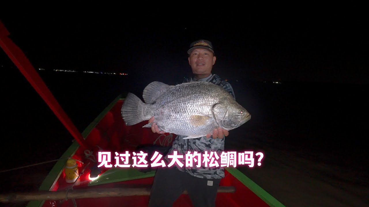 这种捕鱼方法叫双桩式张网，船本身是不动的，靠的是海水退潮捕鱼，详情置顶视频有介绍