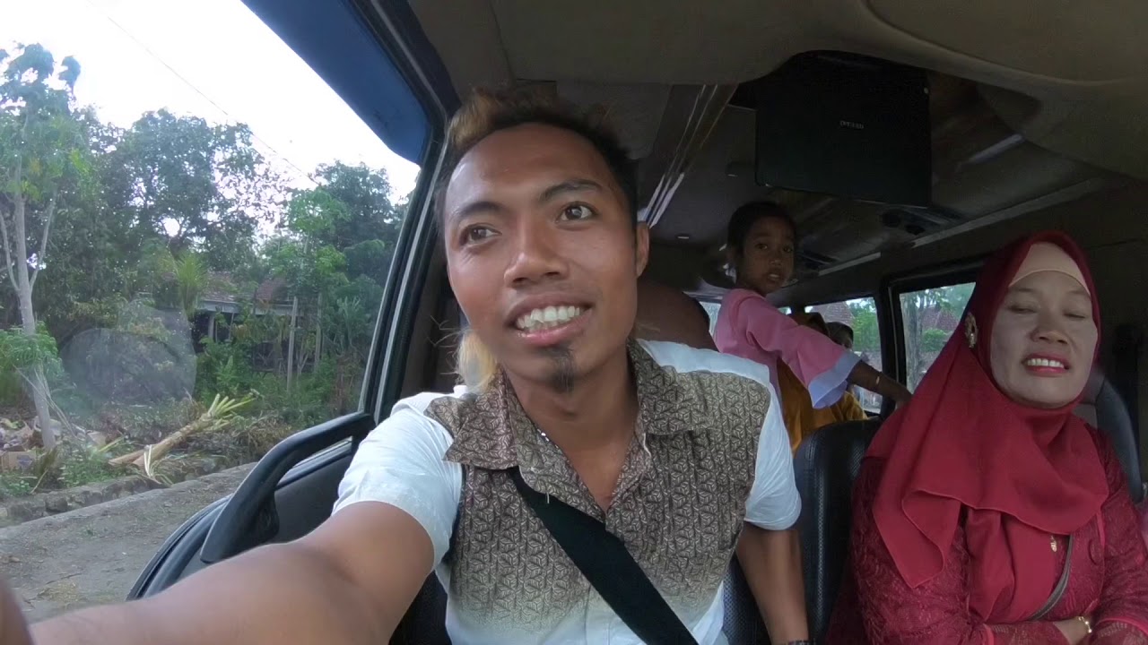 HUJAN lebat NGANTERIN ibu - ibu