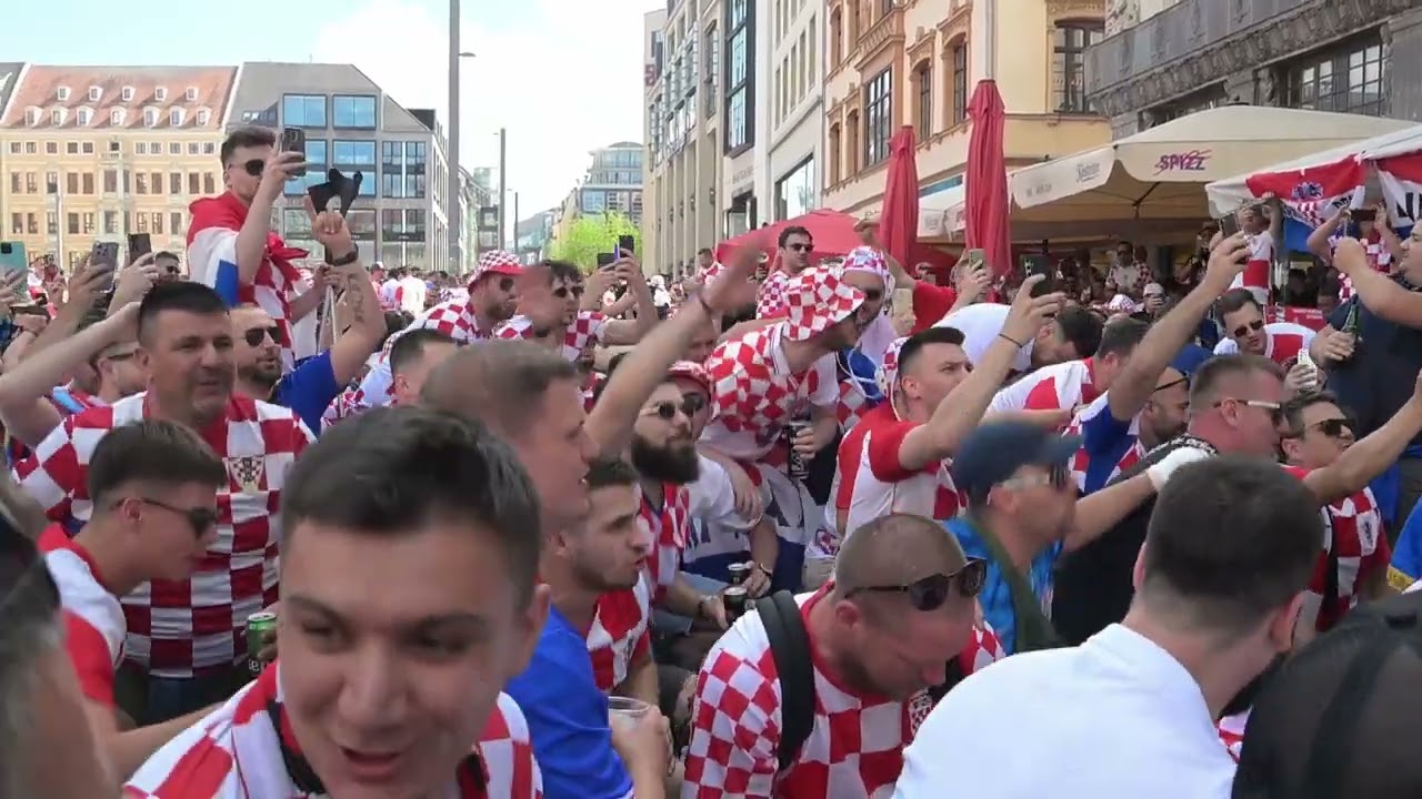Navijači hrvatske nogometne reprezentacije pjevaju na gradskim ulicama uoči utakmice s Italijom