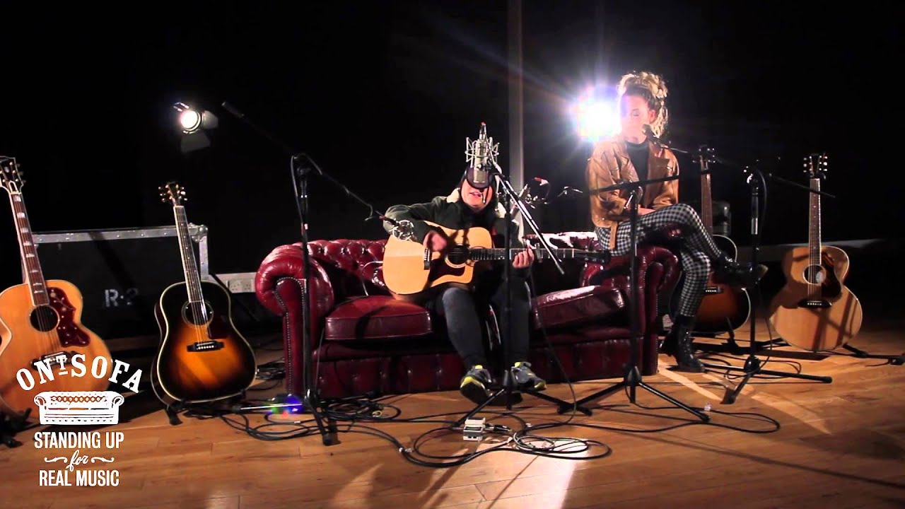Lucy Spraggan - It Doesn't Feel Like Christmas ft. Shannon Saunders - Ont' Sofa Gibson Sessions