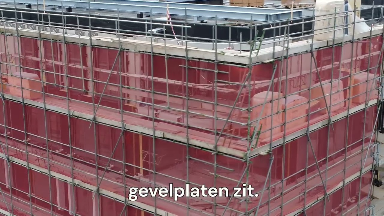 De zonnepanelen staan boven.