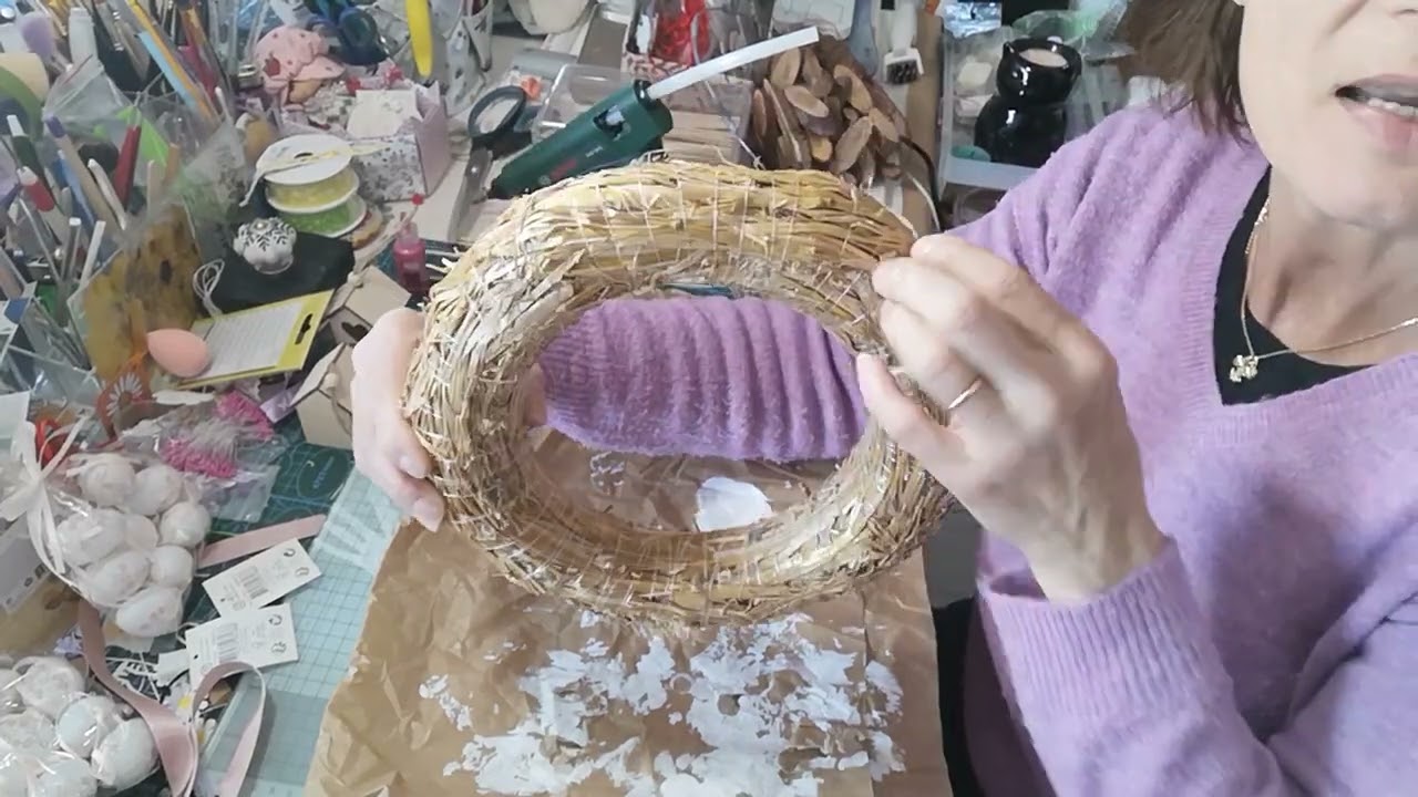 une petite couronne de printemps pour recycler ♻ un cintre