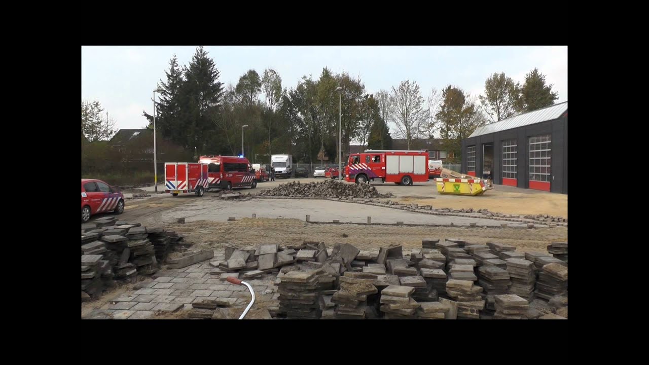 Brandweer gaat met loeiende sirenes over naar nieuwe kazerne.
