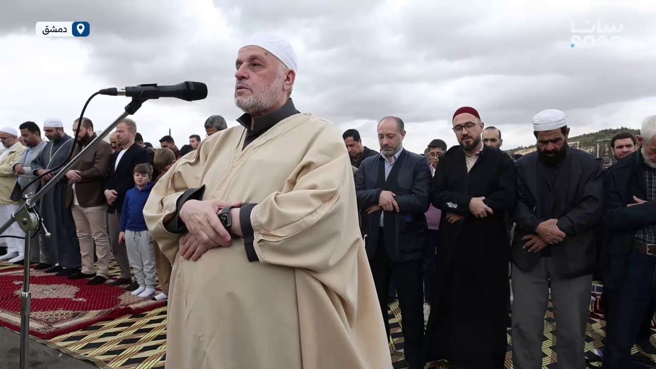 وزير الأوقاف محمد أبو الخير شكري يؤم المصلين في ساحة الجندي المجهول بدمشق