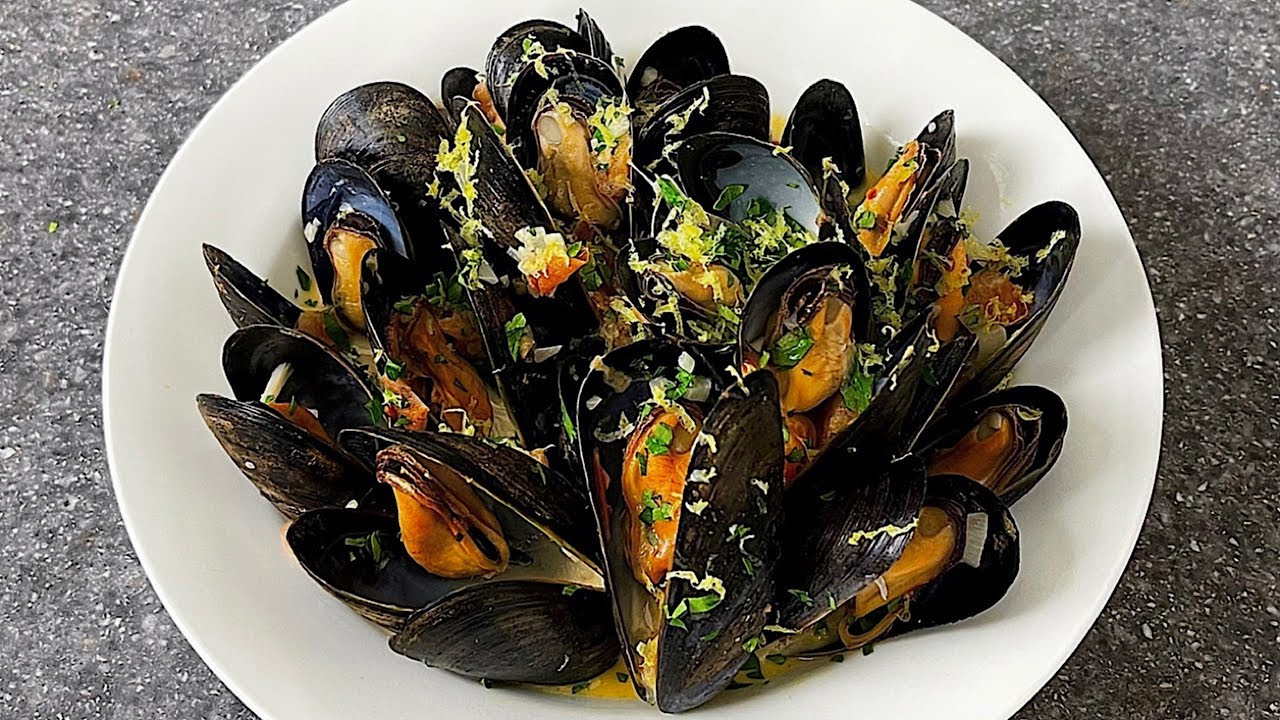 MUSSELS IN LEMON GARLIC BUTTER SAUCE
