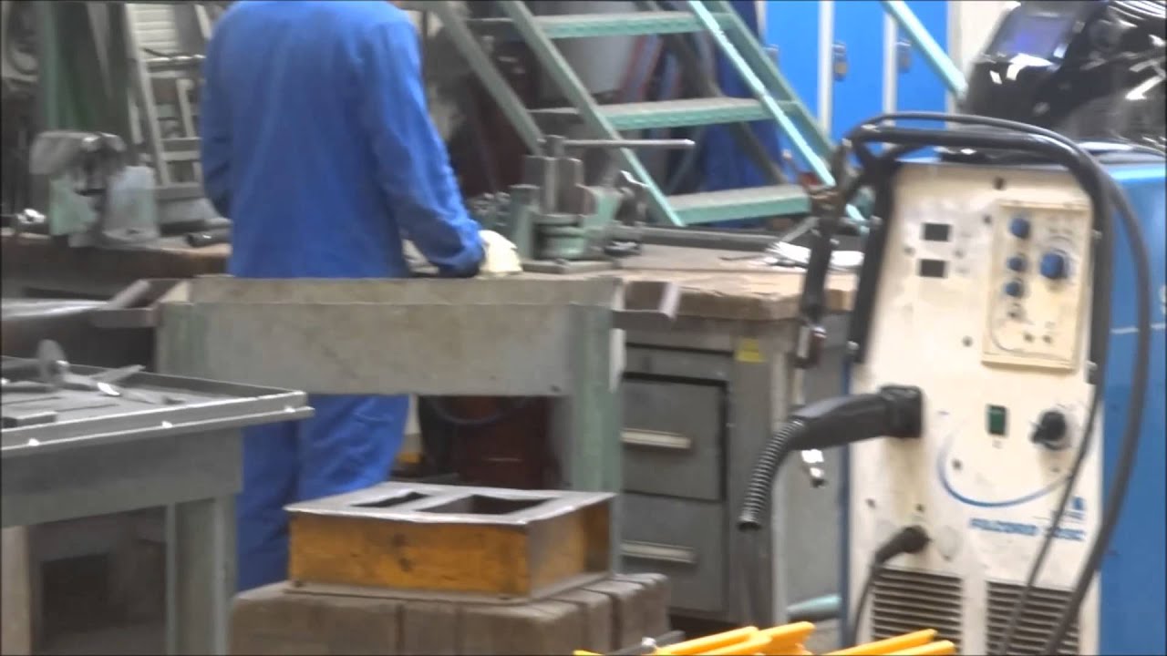 Ouvriers ferronnerie de l'ESAT les GENETS d'OR de BRIEC de l'ODET