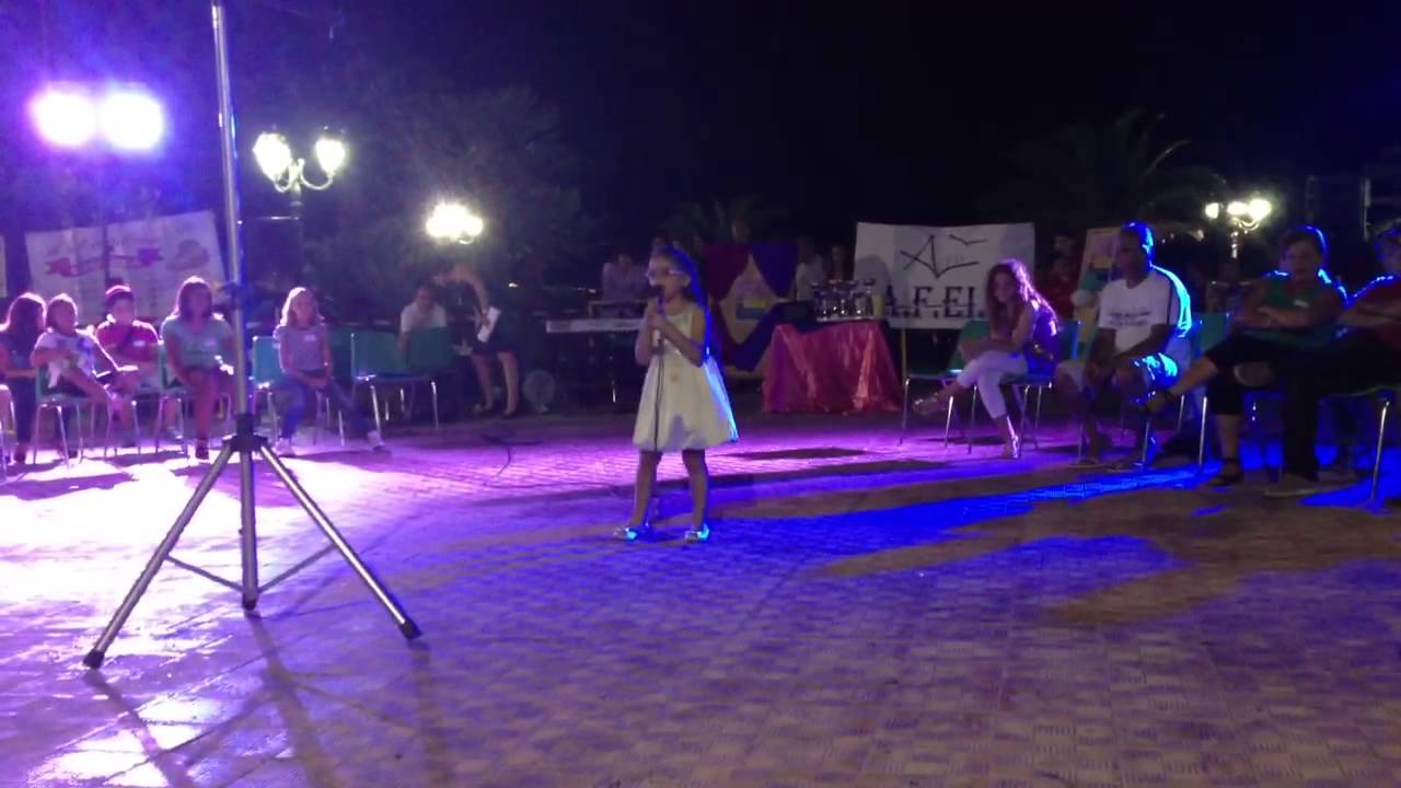 Greta Cacciolo  canta il Pulcino Ballerino durante 