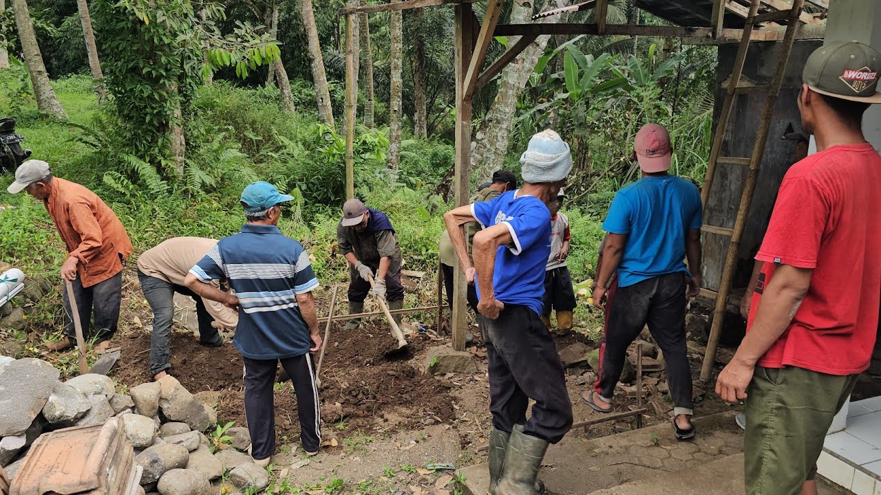 Gotong Royong warga memperbaiki kamar mandi dan tempat wudhu Mushola Al Ali, Jabongarut... part 3