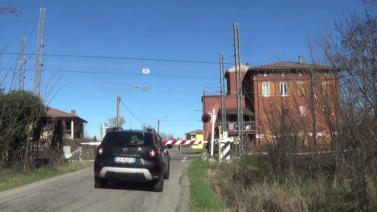 Passaggio a livello di via Antonio Gramsci - Bassino (PV) / Level Crossing / Bahnübergang