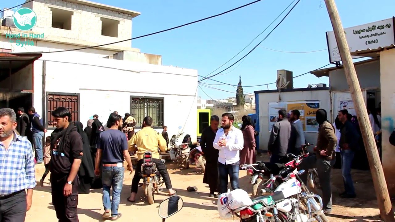 الازدحام الشديد والاقبال الكبير على مشفى يداً بيد للاطفال والنسائية في أطمة