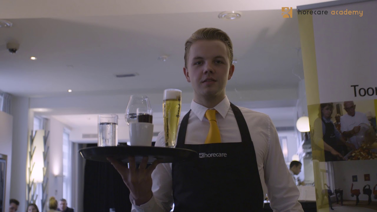 Horecare Academy | Lopen met een dienblad