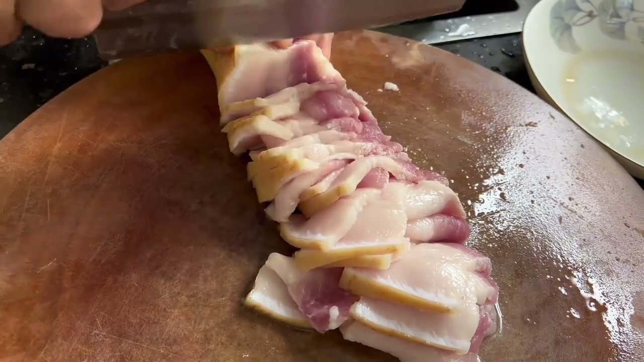 殷二买了一些板栗回来，准备做板栗烧肉的，他自己剥不动还怪我，哎……#记录真实生活 #板栗