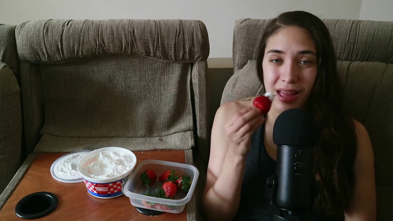 [ ASMR Español | Eating Sounds ] Fresas con Whipped Topping 🍓