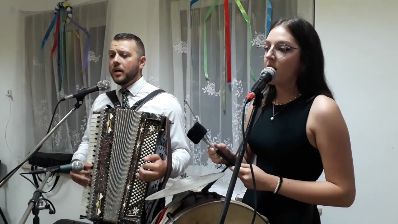 Młoda Muzykantka Marysia w pięknym walczyku - 'zaszło słonko zaszło'