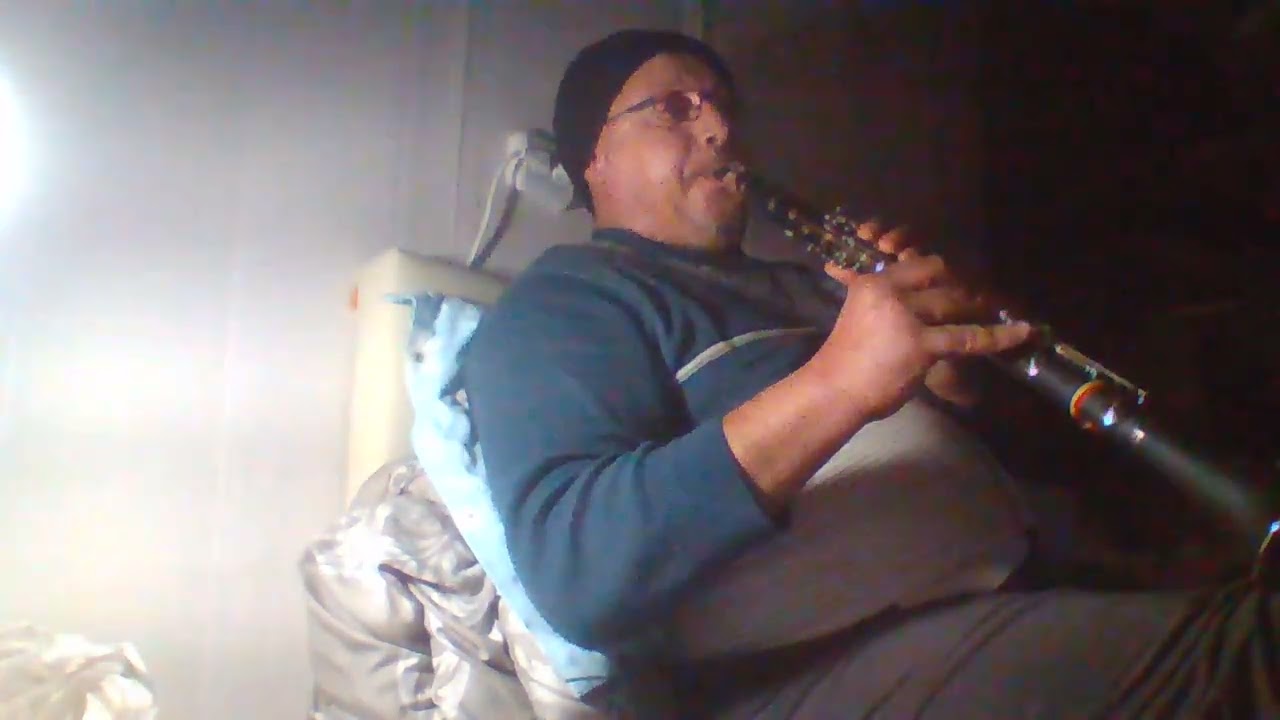 WIN 20260212 18 35 46 în liniștea casei mele bun la un moment de relaxare  cu clarinetul meu  dorit