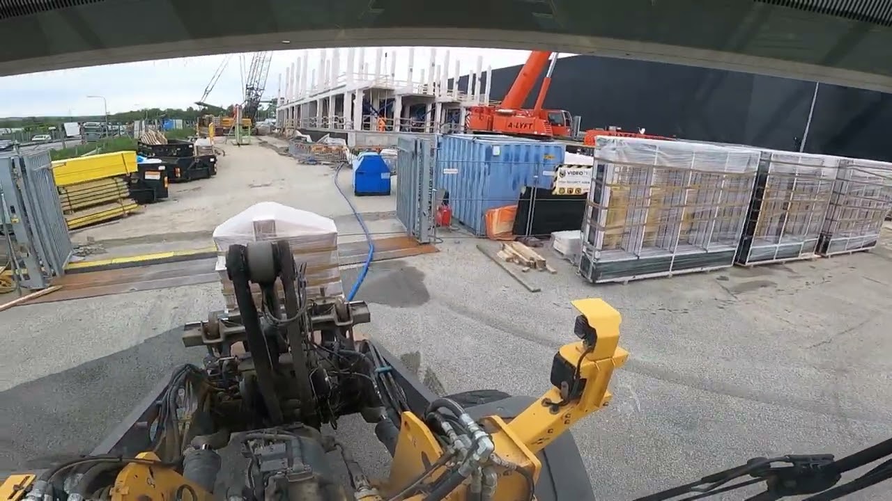 Volvo L90H lossar bil och släp med fönsterkarmar